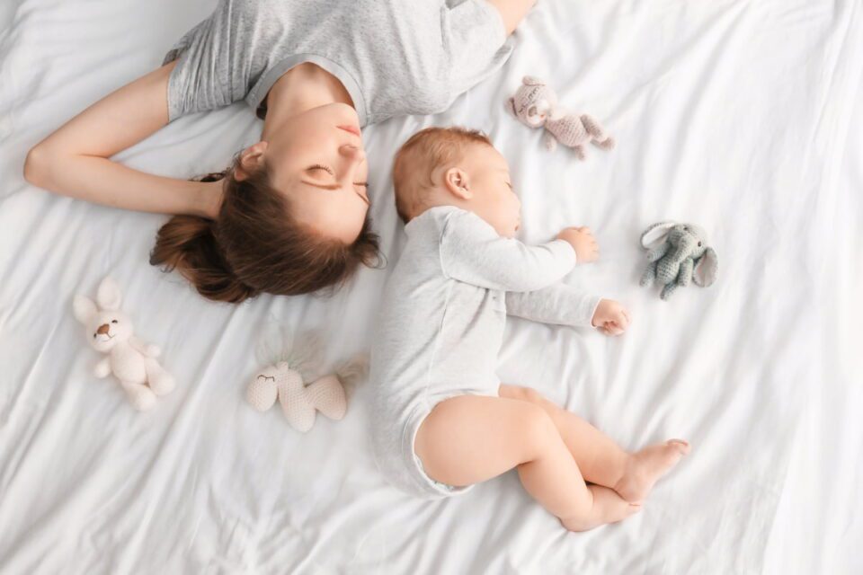 Co-Sleeping and Independent Sleeping, sleeping baby and mum