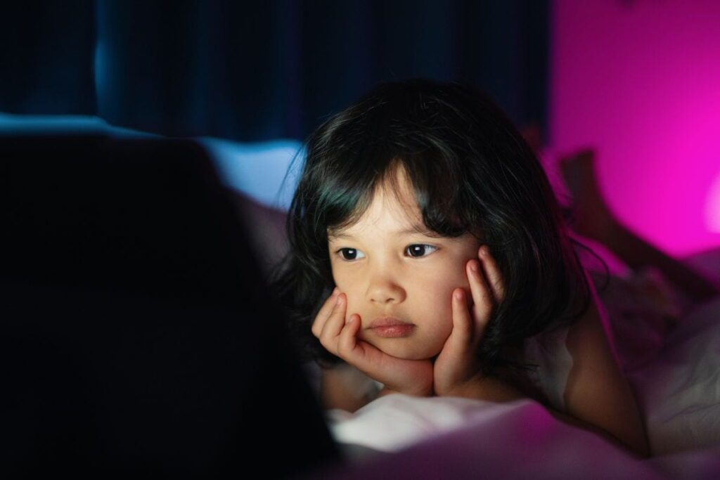 Screen Time Before Bed, Enhancing Children's Sleep Quality, children with electronic devices