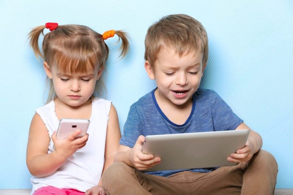 Screen Time Before Bed, Enhancing Children's Sleep Quality, children with electronic devices